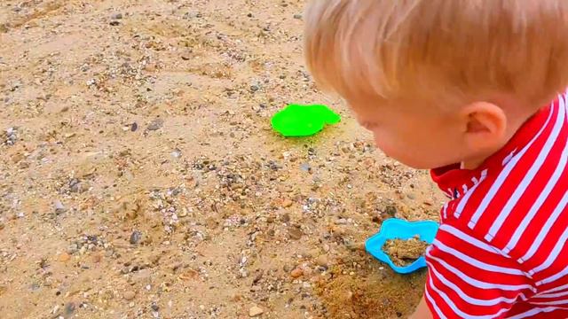 Эльвира и Райан играют на море -ВЛОГ смотреть онлайн