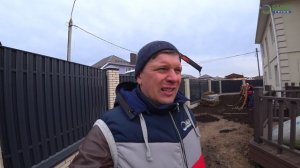 Ландшафтный дизайн, укладка рулонного газона на участке.