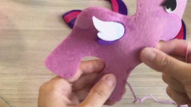 Игрушки из фетра: Единорог. Шьём вместе для малышей