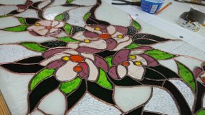 Витраж Тиффани в дверном проёме. Дизайн интерьера .