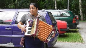 Цыганка-румынка с аккордионом