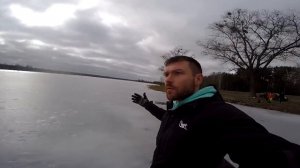 Проплыли под льдом 10м Трейсера толкнули неожиданно в холодную воду Между нами тает лёд Под лёд