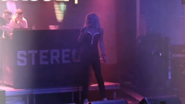 Сара Окс выступает на презентации журнала Вшоубизе24 смотреть онлайн