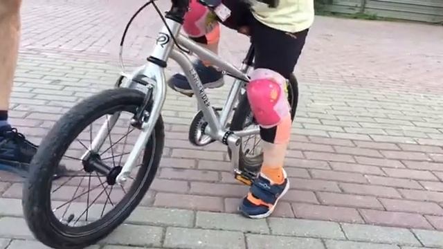 Как научить ребенка кататься на велосипеде за 1 день