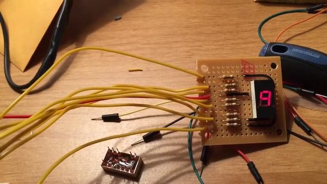 Shift register ultimately drives a seven segment display. смотреть онлайн
