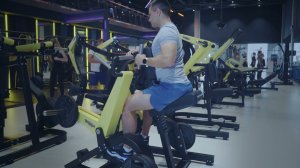 Горизонт  тяга в рычажном тренажере одной рукой