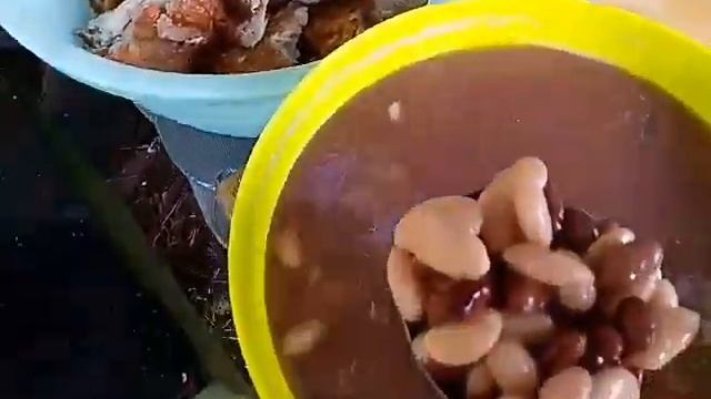 Гуляш по-сербски（с копчеными ребрышками и фасолью）