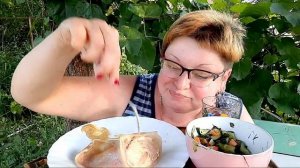 пожрем/Мукбанг свиные уши, салат прилагается/обжор и разговоры на камеру