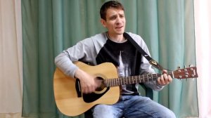 На далеком холме средь деревьев и скал