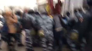 ОМОН задержал митингующих на «Русском марше»