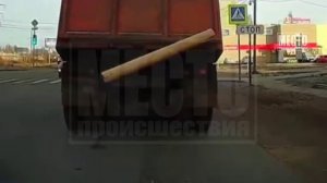 С КАМАЗа упало бревно
