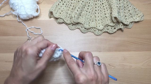 Видео крючком манишка