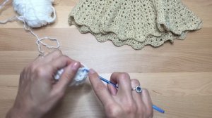 Видео крючком манишка