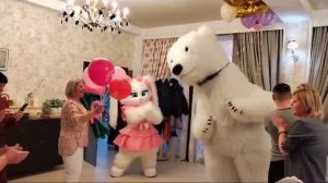 Белый мишка и зайка Снежка поздравляют именинницу ?