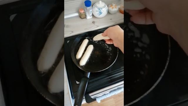 сосиски в тесте из слоёного теста с сыром на сковороде.