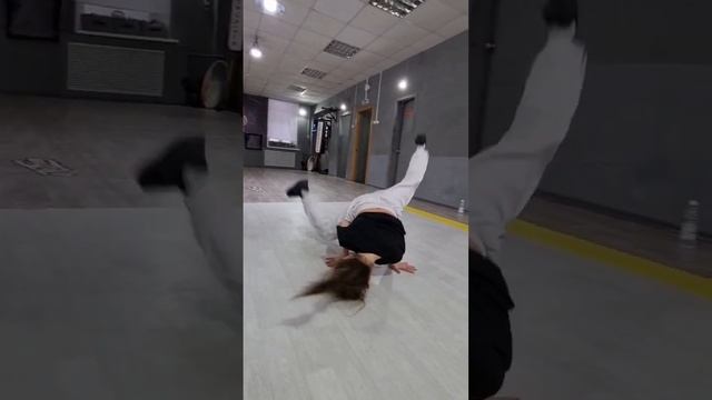 halo / корона / брейк данс /NOFROM / bgirl Ari #komsomolskonamure #nofrom #nofromschool