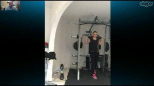 Тренировка по скайпу с прекрасной девушкой. Работа в домашнем спортивном зале.