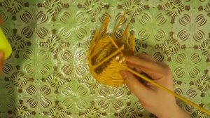 Цыпленок из газетных трубочек