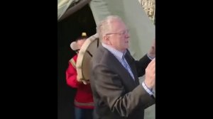 Жириновский поёт под бубен.