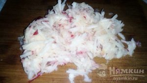 Улитка из слоеного теста с сахаром, корицей и яблоками