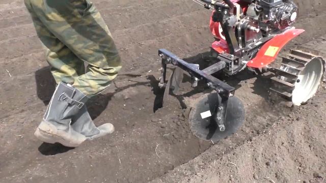 Вспашка и нарезка гребней - Быстрая посадка картофеля мотоблоком Ока.
