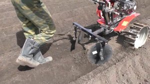Вспашка и нарезка гребней - Быстрая посадка картофеля мотоблоком Ока.