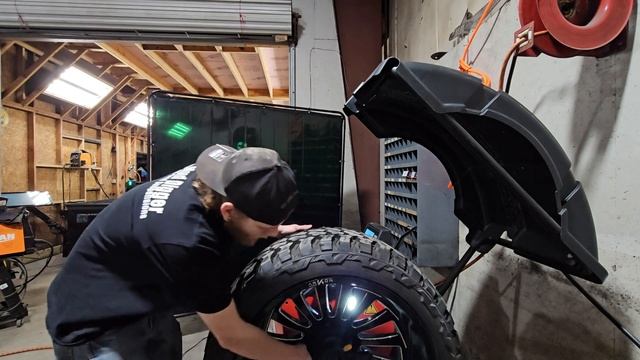 Do 24x14 and 35" Tires fit on an F-150? NOT EVEN CLOSE смотреть онлайн