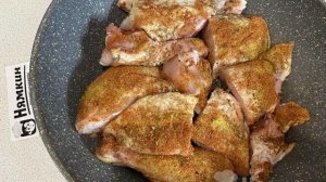 Жареная домашняя курица в паприке на сковороде