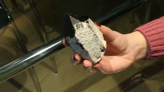 Огромный кристалл чёрного кварца смотреть онлайн