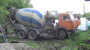 Бетономешалка на 8 сотках. Заливка фундамента под баню на даче..