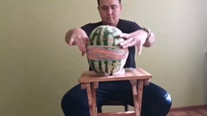 Эксперимент с арбузом, возможно ли взорвать с помощью резинок