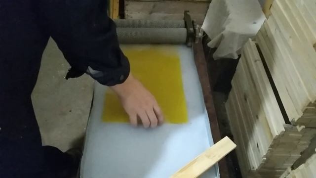 производство вощины в домашних условиях с помощью вальцов часть#2 смотреть онлайн