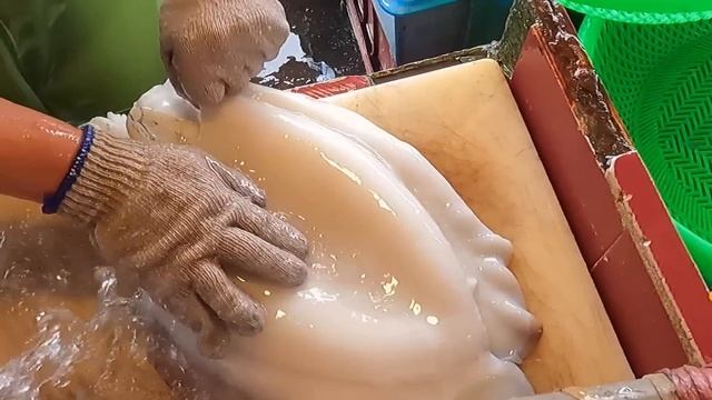 Amazing live cuttlefish Sashimi cutting skills - Taiwan seafood market смотреть онлайн