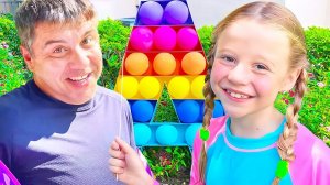 Настя и Ева рассказывают и показывают алфавит для детей.