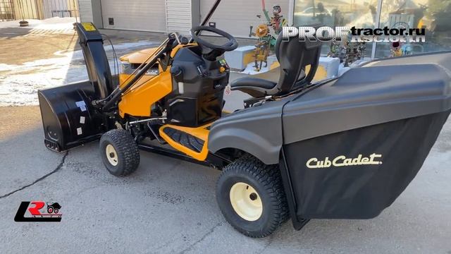 Садовый трактор Cub Cadet XT2 с снегоуборщиком, трехступенчатым.