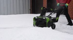Аккумуляторный снегоуборщик Greenworks GD82ST обзор и тест