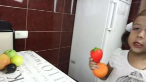 Эмилюша и Реборн Лиза красят фрукты Пальчиковые краски
