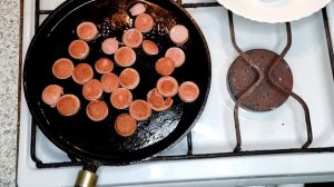 Лёгкое приготовление яичницы с сосисками.