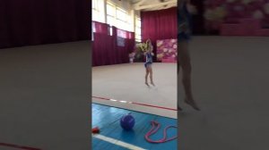 Выступление со скакалкой. Маленькая гимнастка. Художественная гимнастика
