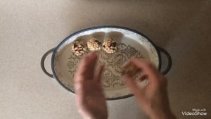 Шоколадные конфеты с грильяжем из кедровых орехов и вяленой клюквы.