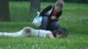 девочки идут домой....