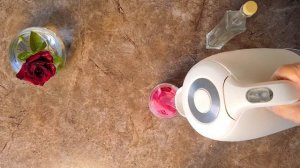 Розовая вода домашнего приготовления.