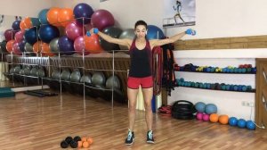 Разведение прямых рук в стороны с гантелями