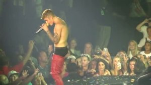 Justin Bieber Loses His Pants On Stage