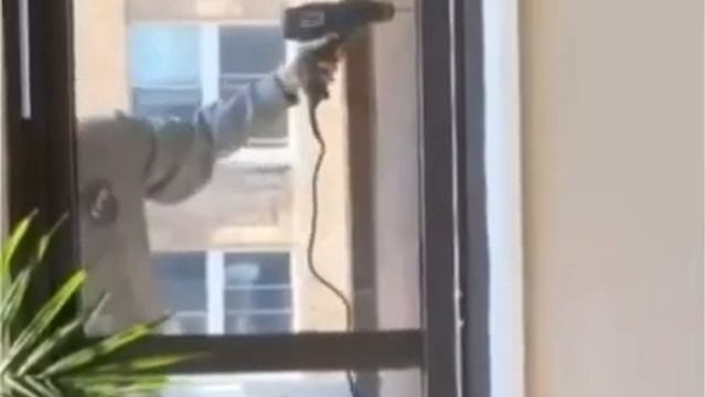 Женщина и дрель. Лайфхак, как из подручных инструментов сделать мини перфоратор смотреть онлайн