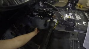 Разобранный салон Toyota RAV4 2016, штатная шумоизоляция
