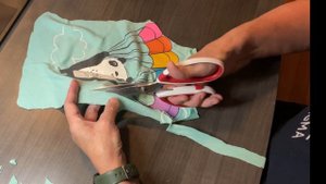 Заготовка ниток из старых трикотажных вещей для вязания ковриков и не только. Утилизация старья.