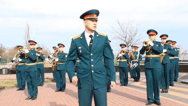 Сегодня музыка военная звучит