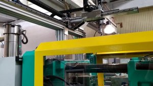 Съемщик изделий на производстве пластика