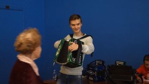 Гармонист Павел Фомин на миди-гармони  Владимира Бутусова